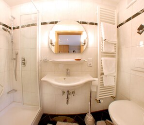 Double Room | Bathroom | Hair dryer, towels - Haus Ingrid (Bad Steben)