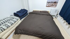 2 室のベッドルーム、デスク、WiFi (無料)、ベッドシーツ