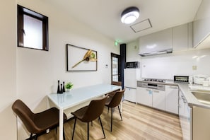 Geladeira, micro-ondas, cooktop, talheres/pratos/utensílios de cozinha