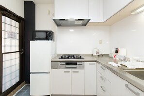 Geladeira, micro-ondas, cooktop, talheres/pratos/utensílios de cozinha