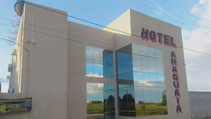 A modern hotel building with a large glass facade and the name 'HOTEL ARAGUAIA' displayed prominently. - Hotel Araguaia (Canaa dos Carajas)