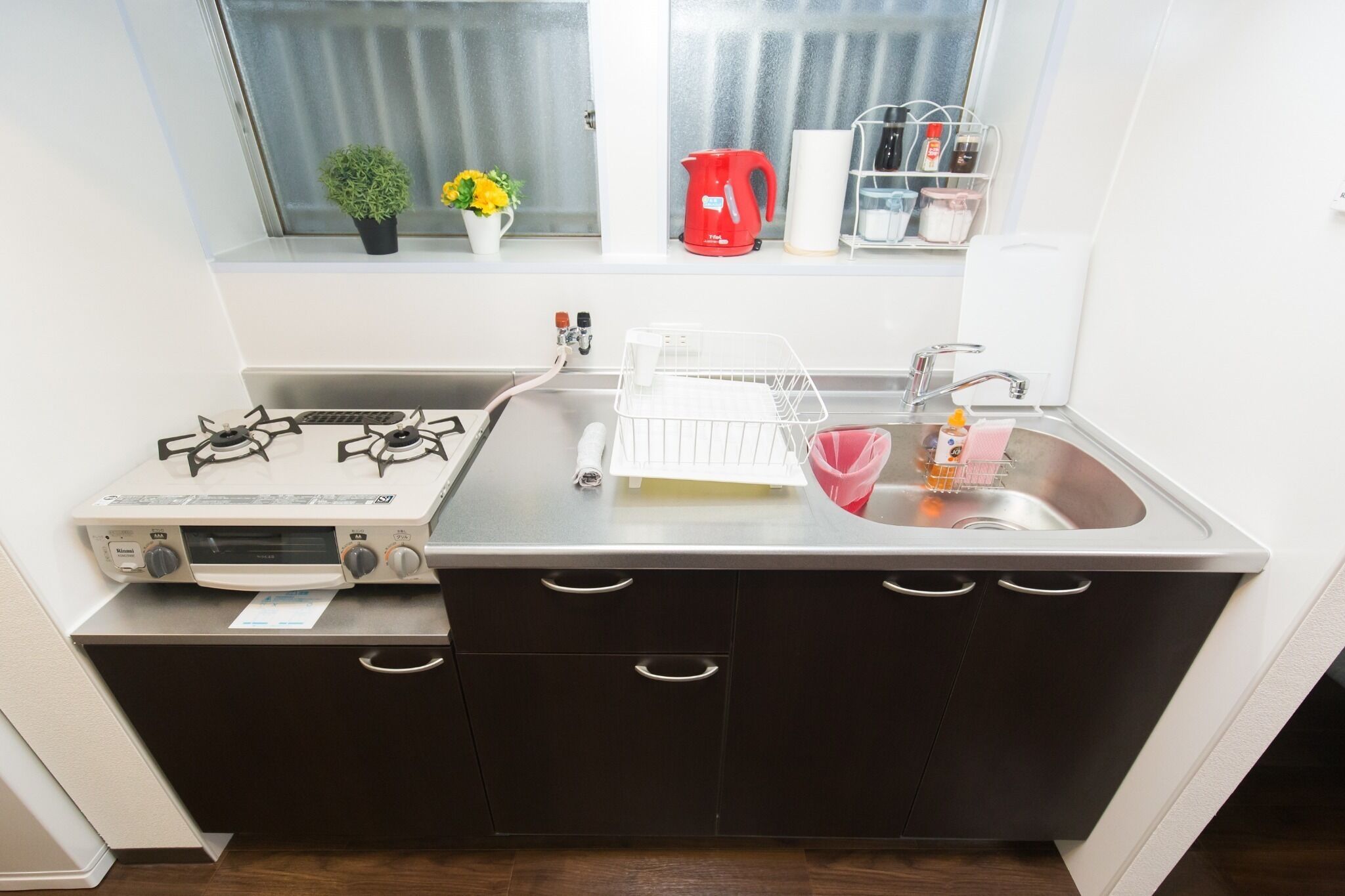 冷蔵庫、電子レンジ、コンロ、調理器具と食器