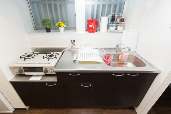 Fridge, microwave, stovetop, cookware/dishes/utensils