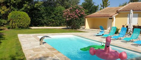 Utendørsbasseng og et oppvarmet basseng