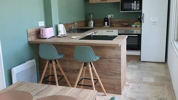 Een koelkast, een microgolfoven, een oven, een kookplaat