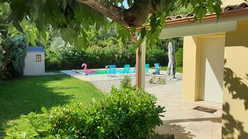 Een buitenzwembad en een verwarmd zwembad