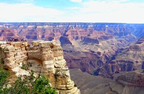 Vistes panoràmiques d'un congost amb un mirador i visitants.