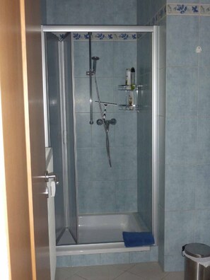 Apartment | Bathroom | Shower, hair dryer, bathrobes - Ferienwohnung Fantaisie (Eckersdorf)