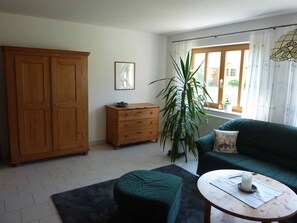 Apartment | Living room | TV, DVD player - Ferienwohnung Fantaisie (Eckersdorf)