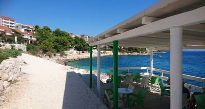 Apartment Ellie Large 4-bed duplex, 3 min to beach & amenities. Free Parking
