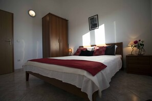 4 Schlafzimmer, Schreibtisch, Bügeleisen/Bügelbrett, Reisekinderbett