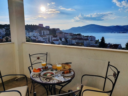 Apartment Ellie Large 4-bed duplex, 3 min to beach & amenities. Free Parking