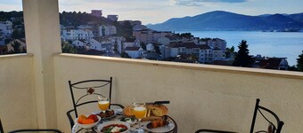 Apartment Ellie Large 4-bed duplex, 3 min to beach & amenities. Free Parking