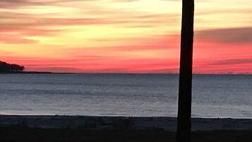 靠近海滩、沙滩椅、沙滩毛巾