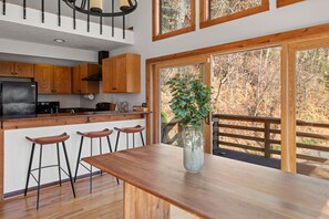 Dining - Stylish, secluded cabin minutes from the Biltmore and downtown (Asheville)