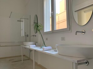 Haartrockner, Handtücher, Seife, Toilettenpapier