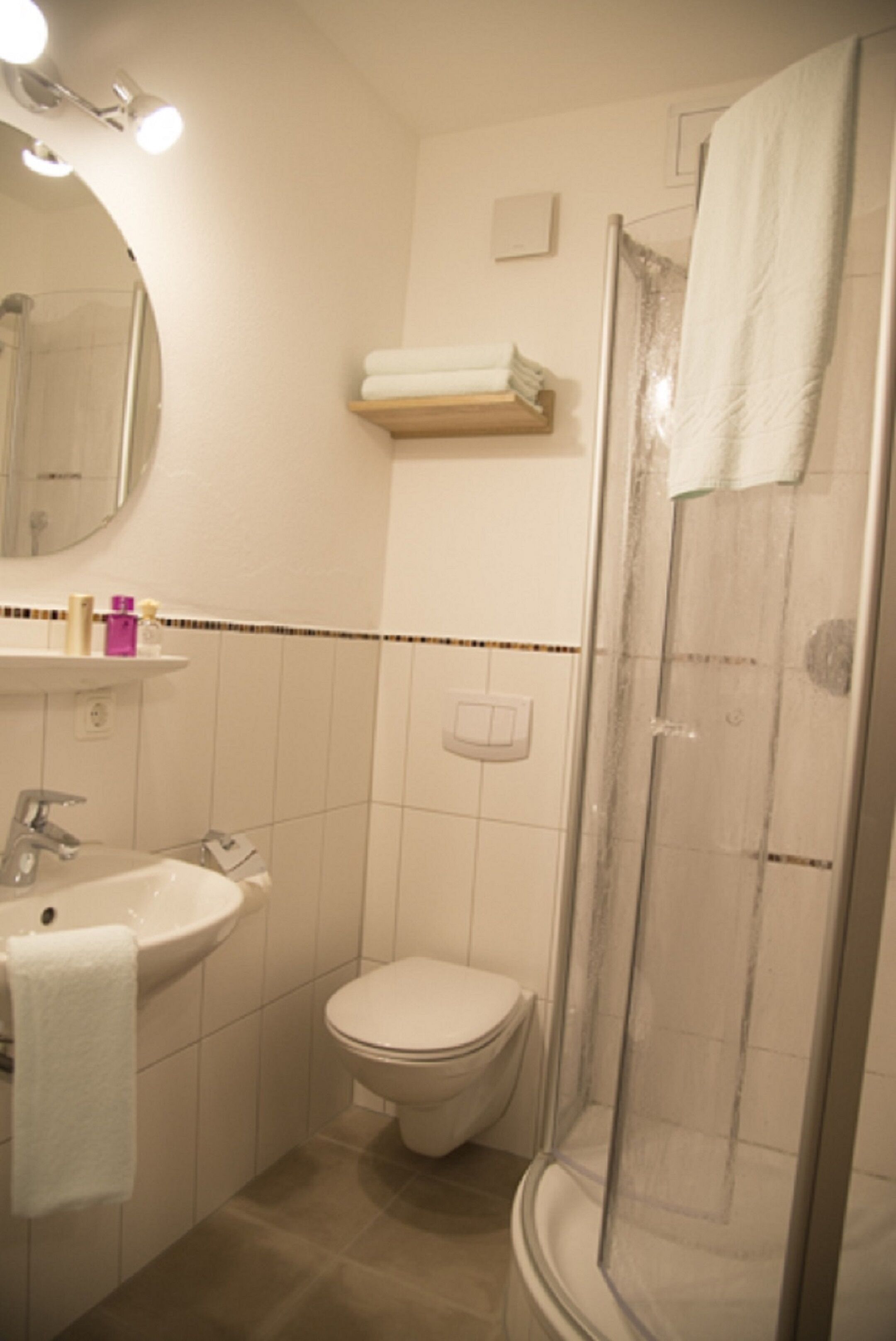 Un baño con lavabo, inodoro y ducha.