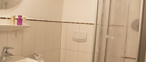 Un baño con lavabo, inodoro y ducha.