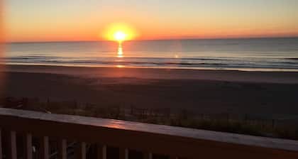 Direct OCEANFRONT, completely renovated, 3 bdrm, 2 bath, fast WIFI!