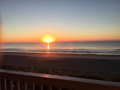 Direct OCEANFRONT, completely renovated, 3 bdrm, 2 bath, fast WIFI!