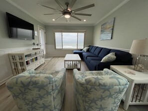 Smart-TV, Netflix, DVD-Player, Bücher