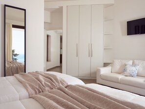 3 slaapkamers, een kluis op de kamer, een strijkplank/strijkijzer, wifi