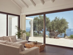 Een televisie en een open haard