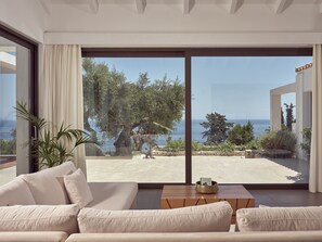 Een televisie en een open haard