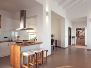 Een koelkast, een magnetron, een oven, een vaatwasser