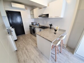 Kühlschrank, Mikrowelle, Wasserkocher mit Kaffee-/Teezubehör