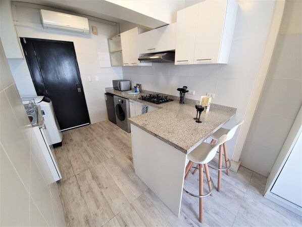 ثلاجة، ميكروويف، ماكينة لصنع القهوة/الشاي، مستلزمات طهي/أطباق/أوعية