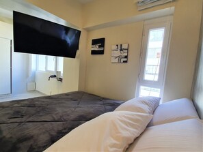 1 bedroom, iron/ironing board, WiFi, bed sheets - Disinfected ♥ Telecommuting wifi ► soundproof AC (Miraflores)