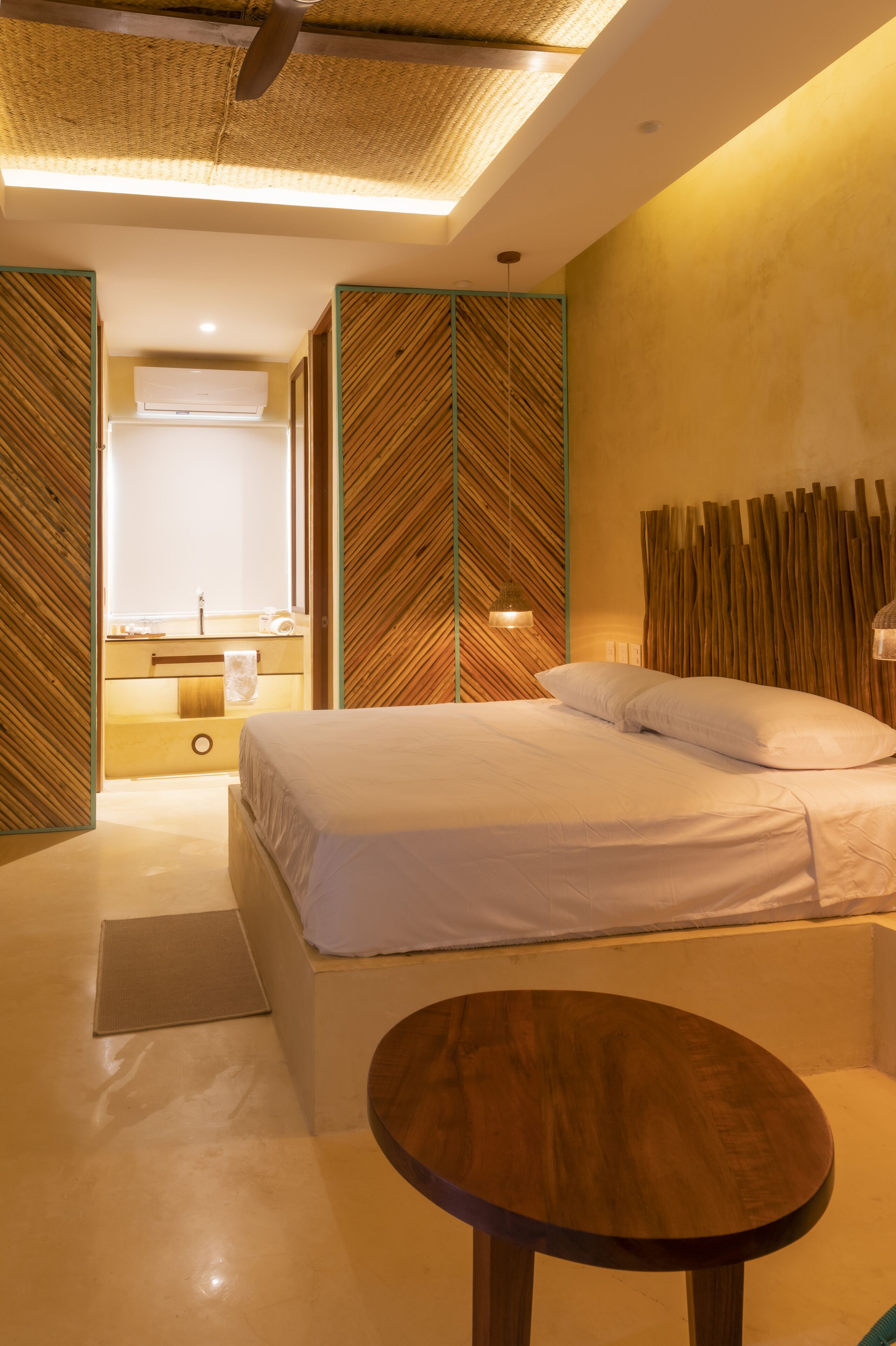 deluxe suite, jetted tub | free wifi, bed sheets