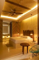 Deluxe Suite, Jetted Tub | Free WiFi, bed sheets