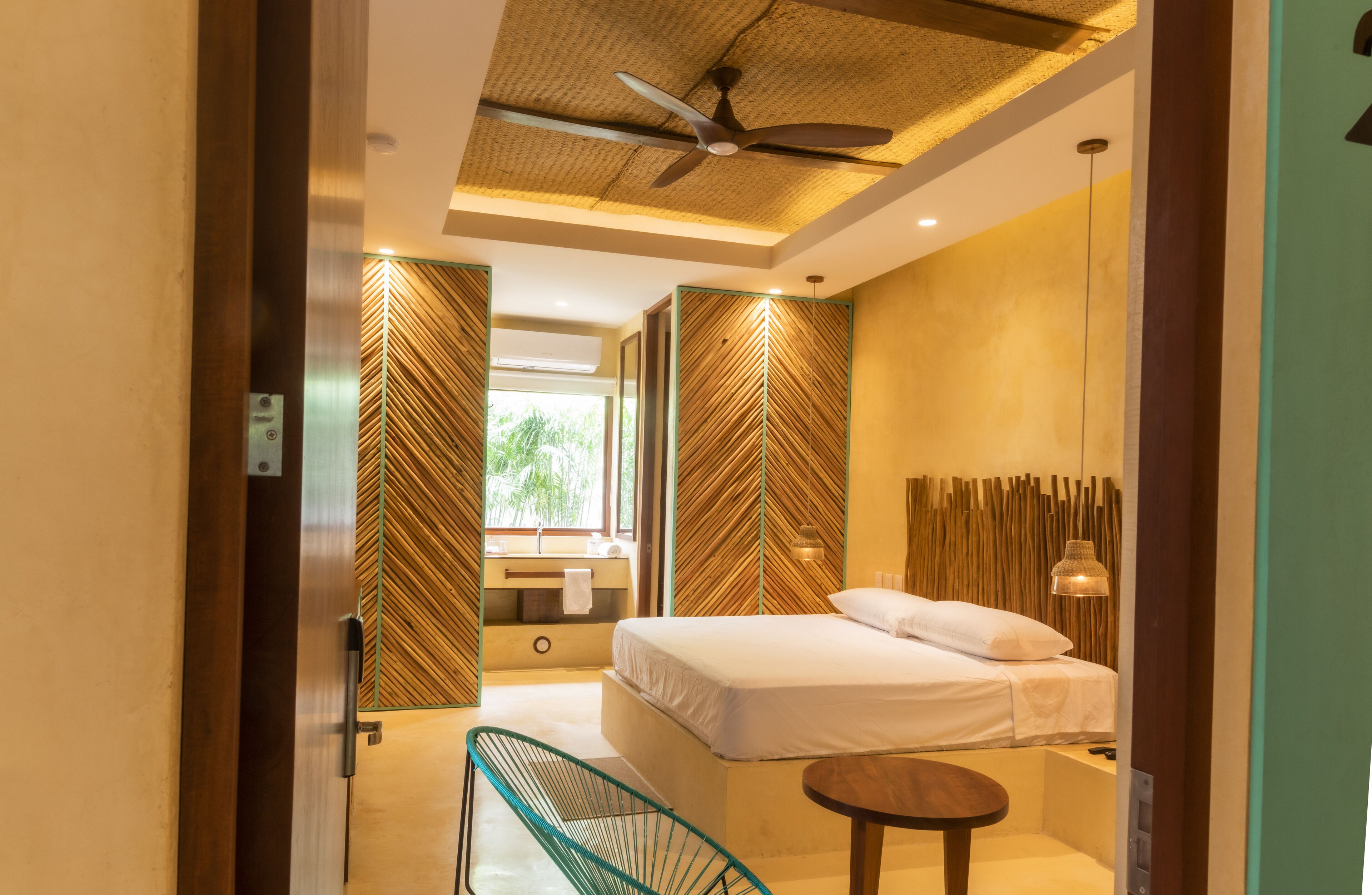 deluxe suite, jetted tub | free wifi, bed sheets