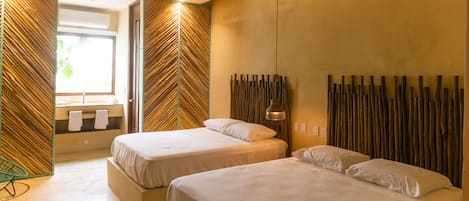 Una habitación de hotel moderna con dos camas, un ventanal grande y un diseño de pared original.