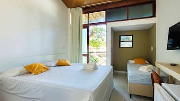 Suíte Varanda Triplo | Blackout drapes, bed sheets