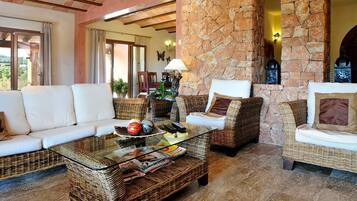 Een televisie, een open haard en een tafeltennistafel