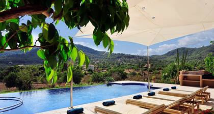 Luxury villa with infinity pool & jacuzzi