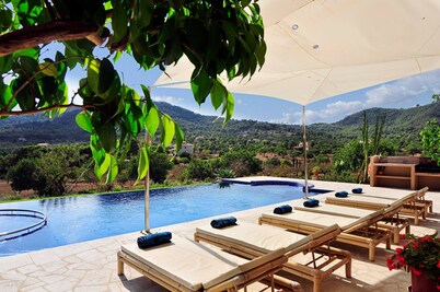 Luxury villa with infinity pool & jacuzzi