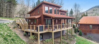 Husky Hideaway - Mountain views, Pet-friendly, Wi-Fi, and King Bed.