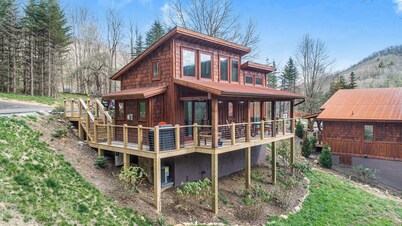 Husky Hideaway - Mountain views, Pet-friendly, Wi-Fi, and King Bed.