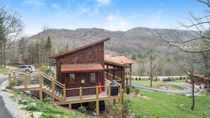 Exterior - Husky Hideaway - Mountain views, Pet-friendly, Wi-Fi, and King Bed. (Banner Elk)