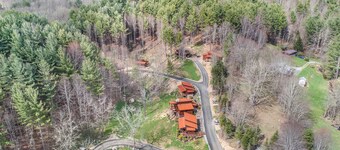 Husky Hideaway - Mountain views, Pet-friendly, Wi-Fi, and King Bed.