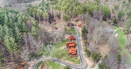 Husky Hideaway - Mountain views, Pet-friendly, Wi-Fi, and King Bed.