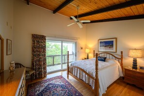 4 slaapkamers, een strijkplank/strijkijzer, reisbedje, gratis wifi