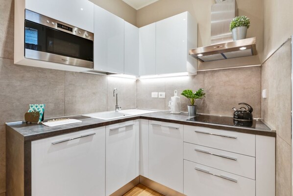 Refrigerador, horno, placa de cocina