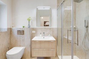 Shower, hair dryer, bidet - GuestHost - Comfortable and modern 45sqm apartment that can accommodate up to 4 people. Located on the second floor, without a lift and with steps to access, of a typical Florentine building in the historic center alleys, the apartment is located few min (Firenze)