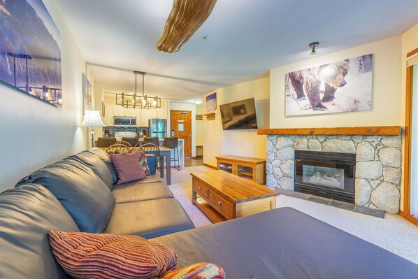 Fernseher, Kamin, DVD-Player