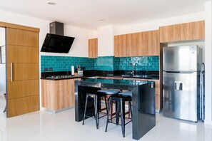 Fridge, oven, stovetop, coffee/tea maker